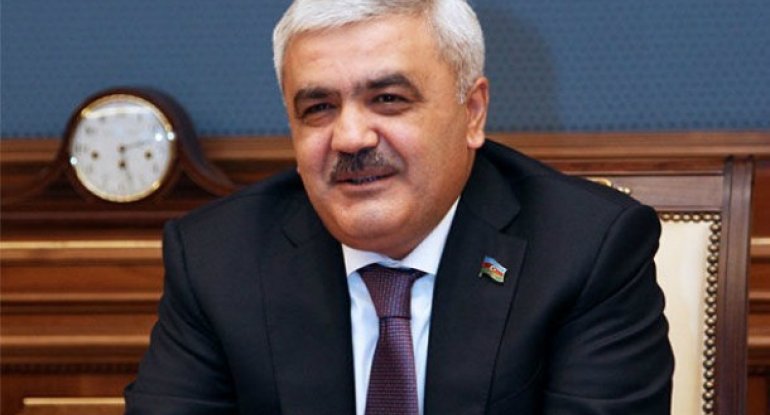 Rövnəq Abdullayev DESFA-nı müzakirə edir