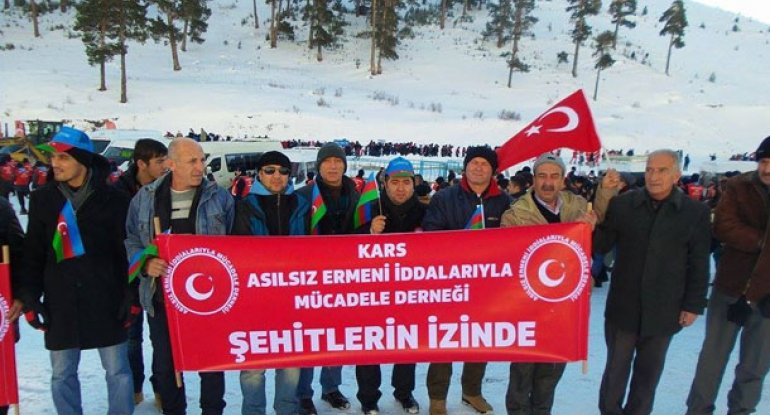 Türk dərnəyi Sarıqamışda Azərbaycan bayrağı ilə yürüş etdi