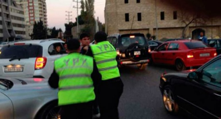 Sürücü yol polisini döyüb, paqonlarını cırdı