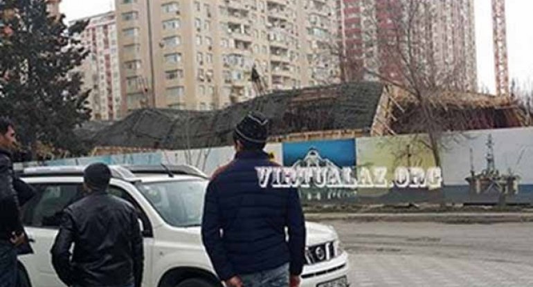 Bakıda yeni tikilən ticarət mərkəzi çökdü