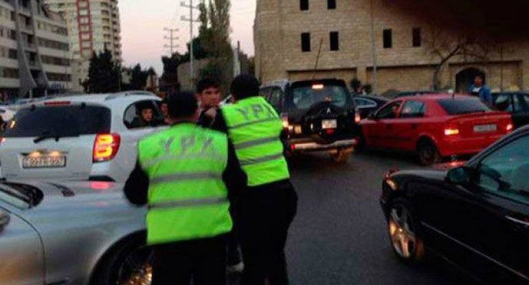 Bakıda ata və oğulları yol polislərini döydülər