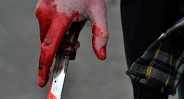 Gənc qız 49 yaşlı kişini bıçaqladı