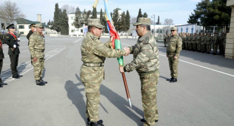 Zakir Həsənov döyüş bayraqlarını təqdim etdi