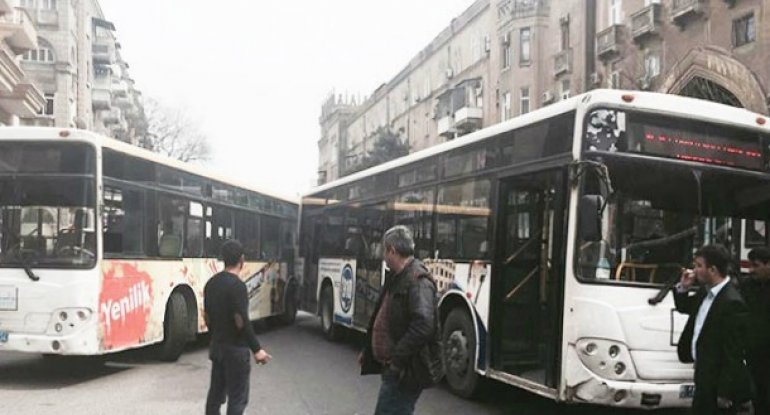 Yarışan avtobuslar toqquşdu