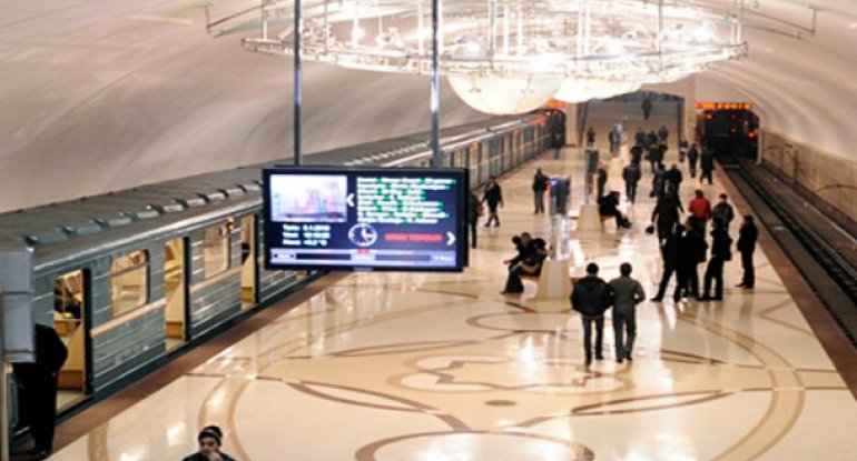 Bakı metrosunda biznes reklamları bərpa edildi