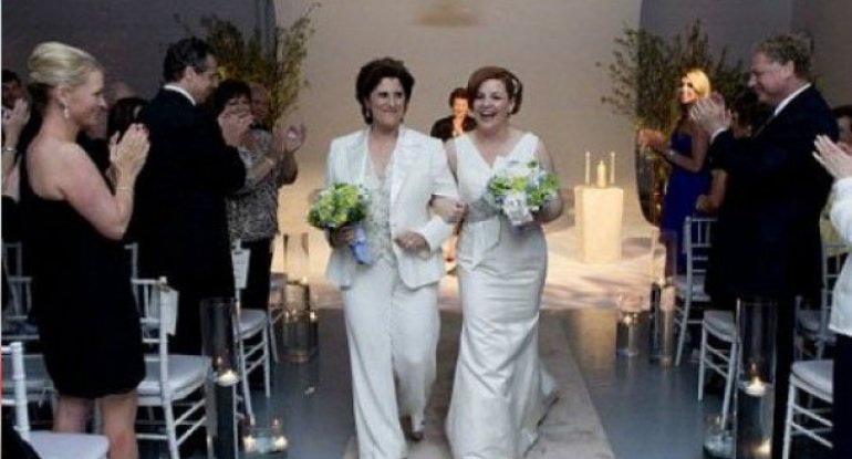 SOCAR-ın əməkdaşının qızı ABŞ senatorunun köməkçisi ilə lesbiyan nikahına daxil oldu