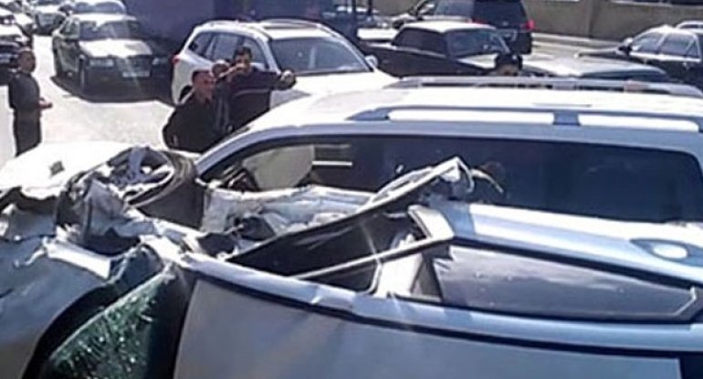 “Mercedes” qəza törətdi
