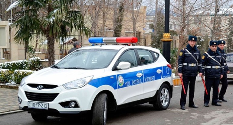 Polisdən qaçdı, maşını divara çırpdı