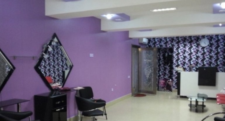 Gözəllik salonunda qadına qarşı