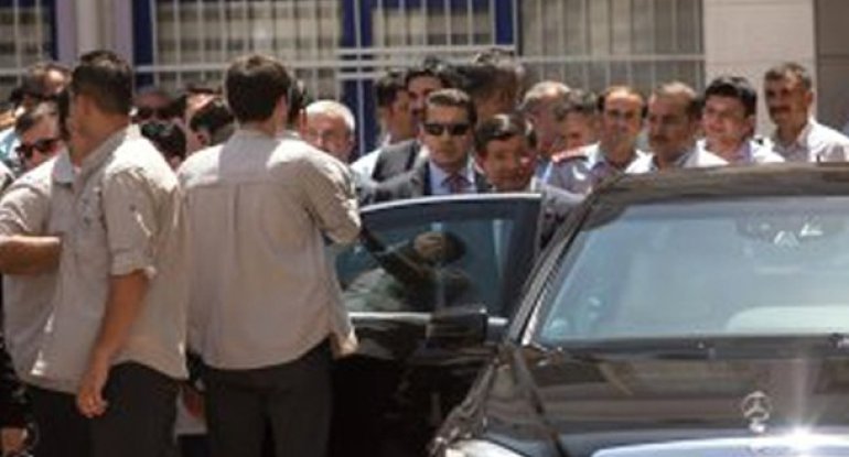 Baş nazirin konvoyunda qəza: yaralılar var