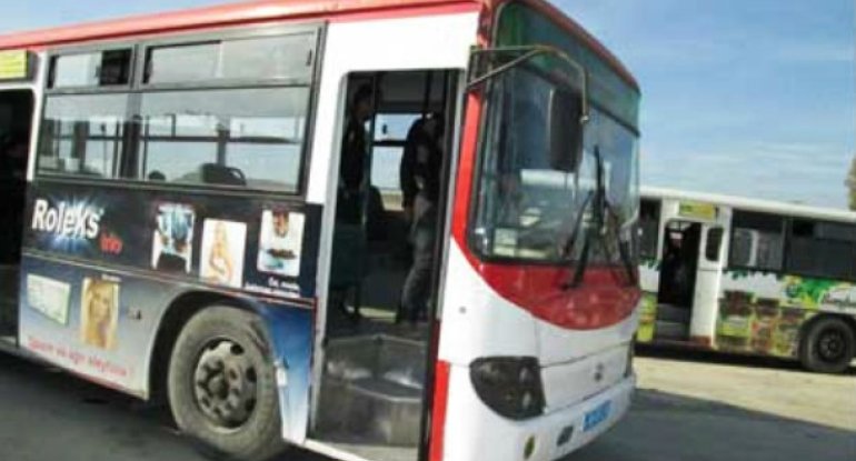 Avtobus oğlanın ayağının üstündən keçdi