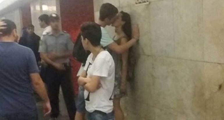 Bakı metrosunda turist gənclər öpüşdü, polis isə...