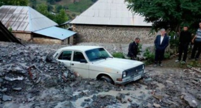 Qəbələdə sel - Evlər və maşınlar zədələndi