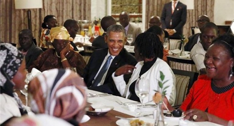 Obama nənəsi ilə yeməkdə