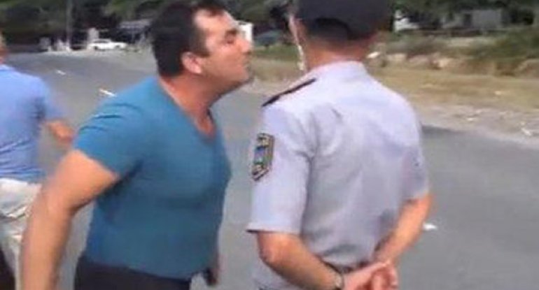 Qubada polisin üzünə üfürüb söyüşə keçdilər