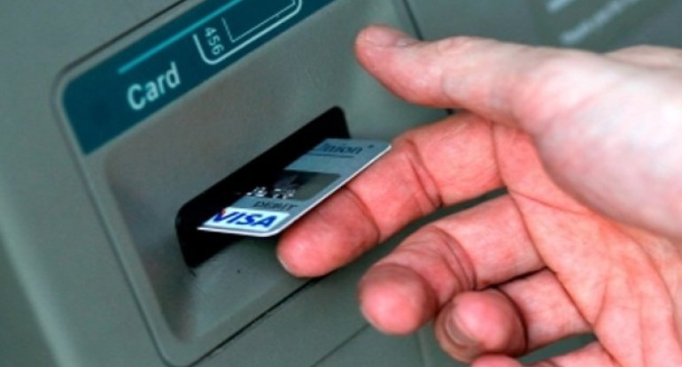 Bank kartından 1355 manat oğurlanıb