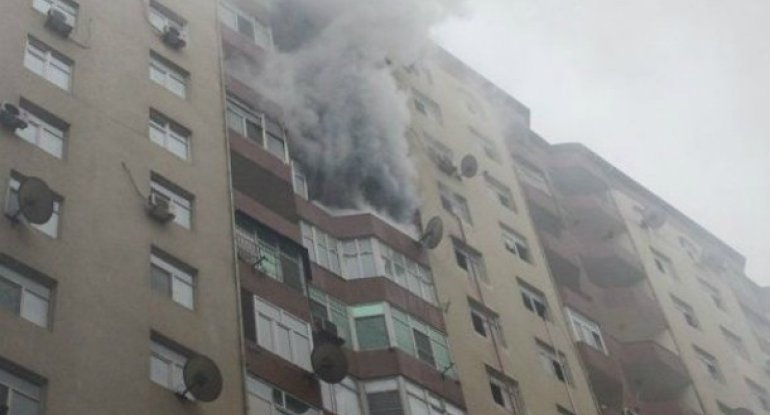 Bakıda çoxmərtəbəli yaşayış binasında yanğın baş verib