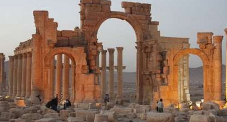 İŞİD qurbanını Palmira sütunlarından asdı