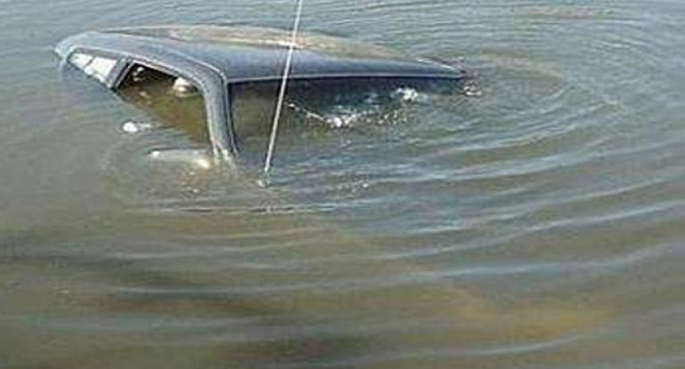 Hacıqabulda avtomobil su kanalına düşüb, sürücü ölüb