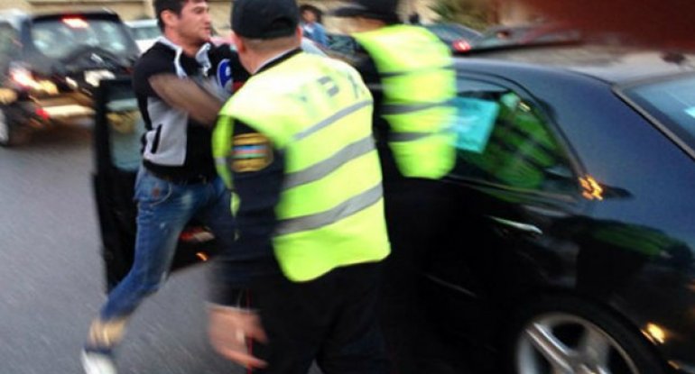Tovuzda “Niva”nın sürücüsü polisi təpiklədi, paqonunu cırdı