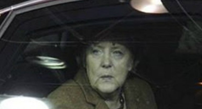 Merkel İstanbulda tıxaca düşdü