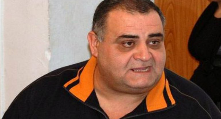 Elçin Behbudov: Dindarlar polisi daşa basıb