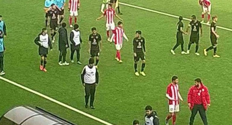 “Dalğa Arena”da hakimlə futbolçu arasında insident