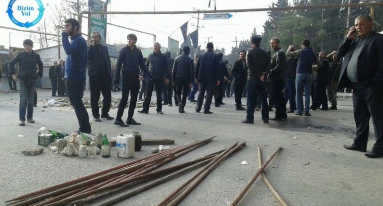 Nardaranda bir qrup iğtişaşçı armatur, lom və dəyənəklərlə silahlanıb