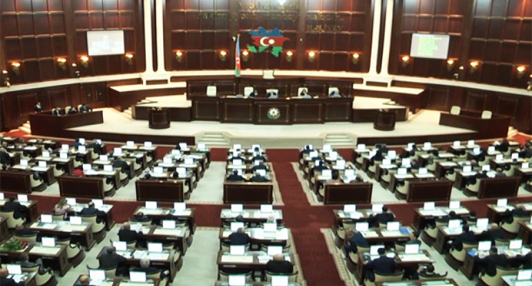 Milli Məclisin üzvlərinə deputat vəsiqələri paylandı
