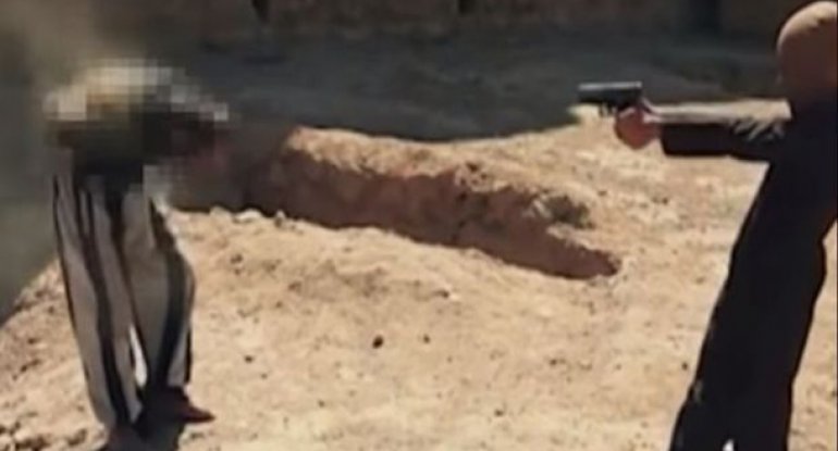 İŞİD-çilərin uşaqları əsirləri oynayarkən öldürürlər