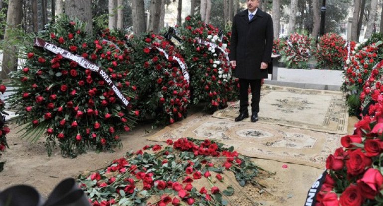 İlham Əliyev əmisinin məzarını ziyarət etdi