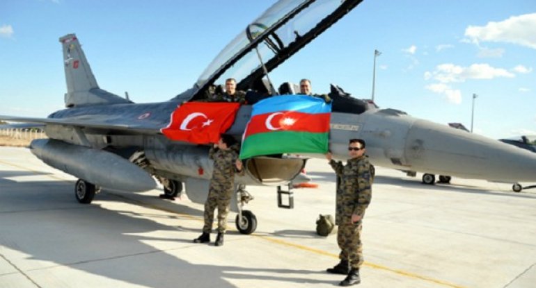 Azərbaycan və Türkiyə hərbi pilotları uçuş keçirdi