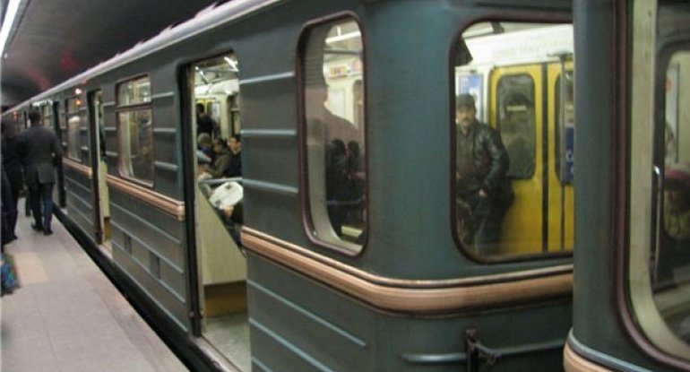 Bakı metrosunda polislə qadın arasında insident
