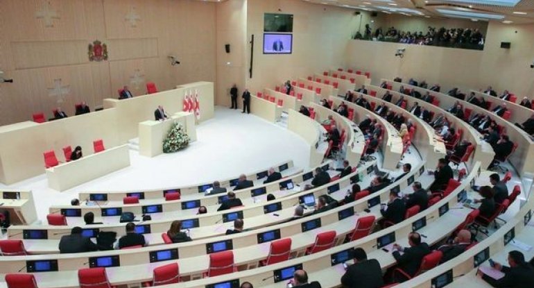 Gürcüstan parlamentində dava düşdü