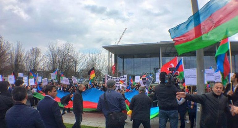 Sarkisyan Berlində etirazla qarşılandı