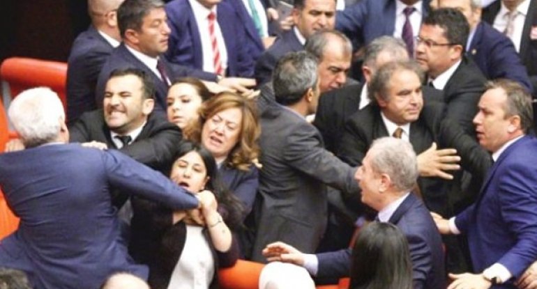 Türkiyə parlamentində əlbəyaxa dava