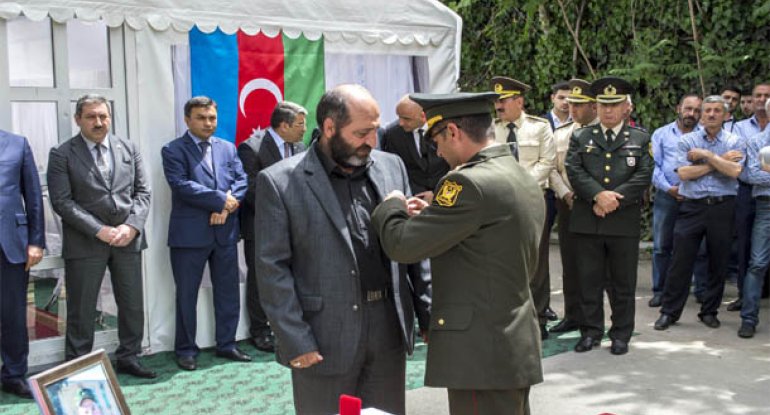 Şəhid Mahir Mirzəyevin təltif edildiyi medal onun ailəsinə təqdim edilib
