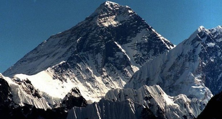 Everesti fəth edən alpinistlər zirvədən enərkən dünyalarını dəyişiblər