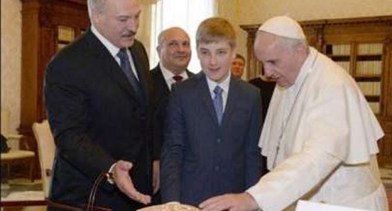 Lukaşenko Papa ilə görüşə oğlunu da apardı