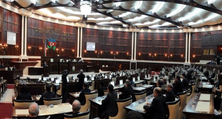 Milli Məclisin qeyri-adi iclası: deputatlar uşaqlarla bir arada