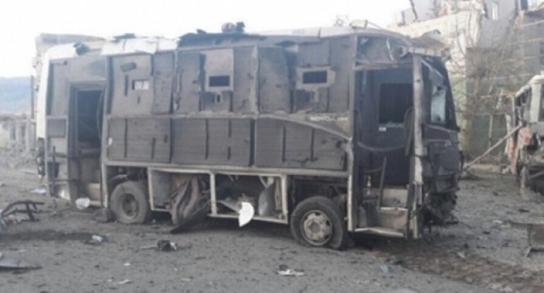 Türkiyədə polis avtobusu partladıldı: 4 ölü, 19 yaralı