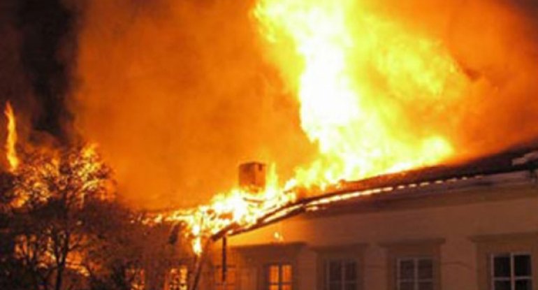 7 otaqlı ev yandı