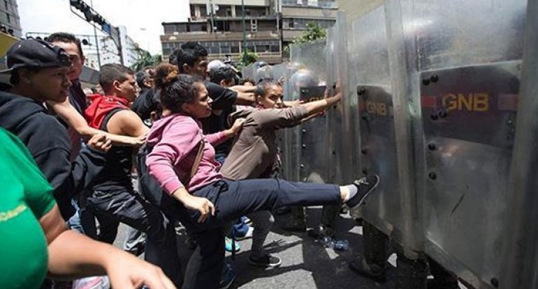 Venesuelada ac əhali üsyan qaldırdı