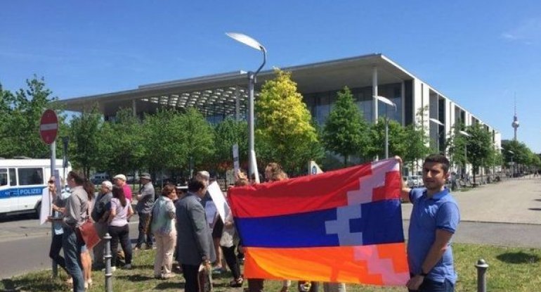 Berlində “DQR”in bayrağını qaldırdılar