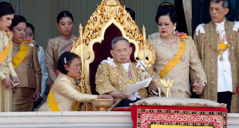 Tailandlılar krallarının hakimiyyətə gəlişinin 70 illiyini bayram edirlər