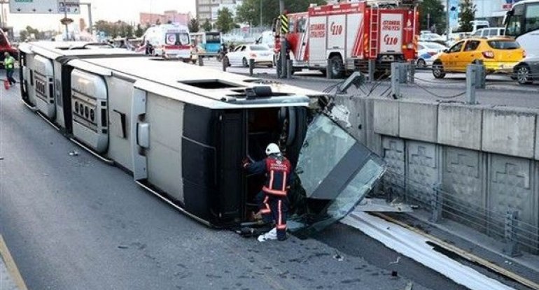 İstanbulda metrobus aşdı