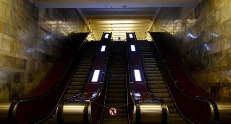 “20 Yanvar” metro stansiyasının bir girişi bağlanır