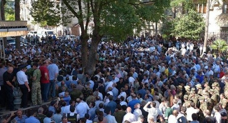 Yüzlərlə insan Abxaziya DİN-in binasına hücum çəkib