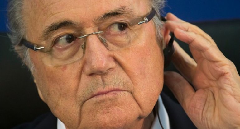 Blatterin qulağını kəsdilər