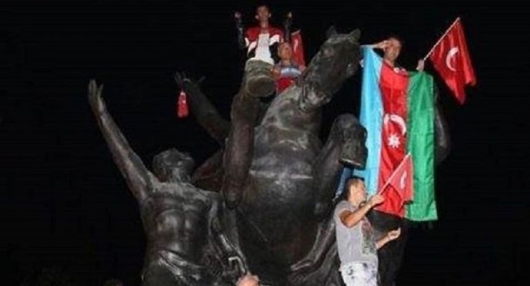 Azərbaycanlılar türklərlə birgə meydanda